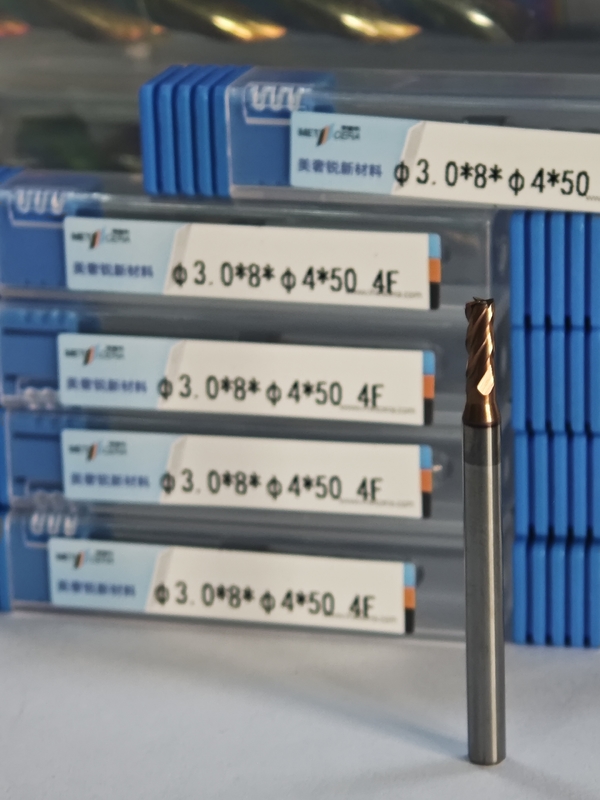 MPE4-Beschichtung AlCr-Beschichtung HRC55-60 Feststoffkarbid-Fräsmaschine 4 Flöte Flat End Mill 3mm φ3.0 x 8 x φ4 x 50mm